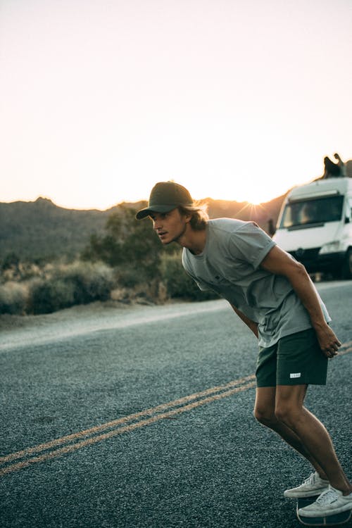 灰色的t恤和黑色的短裤，在路上奔跑的人 · 免费素材图片