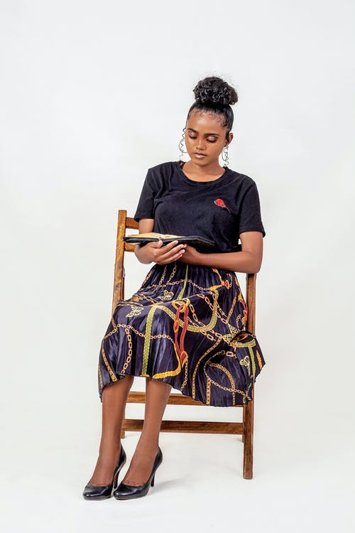 有关坐, 垂直拍摄, 書的免费素材图片