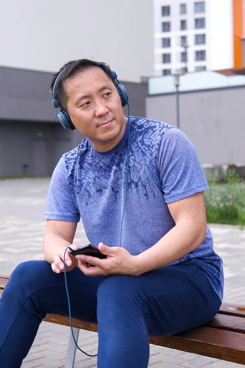 有关3C用品, 人, 坐的免费素材图片