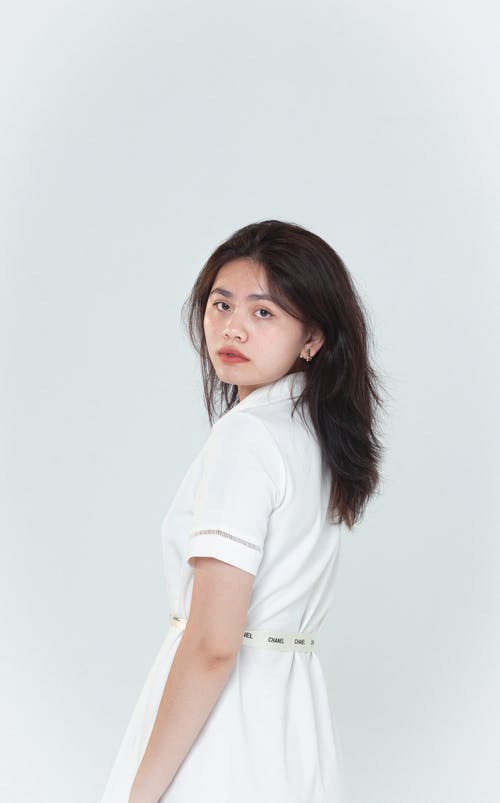 有关回頭看, 垂直拍摄, 女孩的免费素材图片