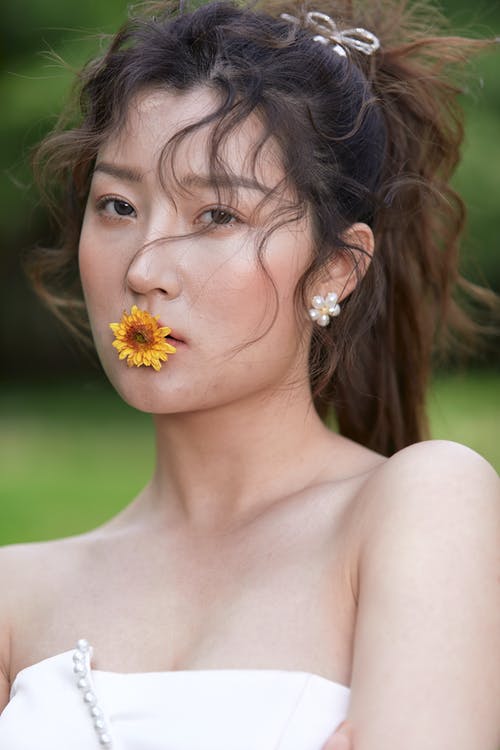 有关垂直拍摄, 女人, 捲髮的免费素材图片