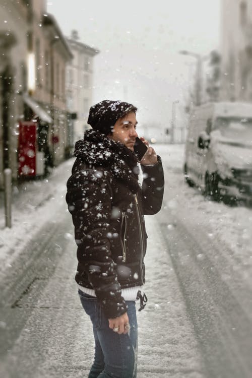 有关（頂部有小羊毛球的）羊毛帽子, 下雪, 人的免费素材图片