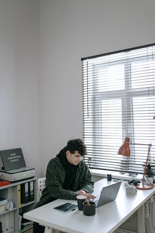 有关人, 坐, 垂直的的免费素材图片