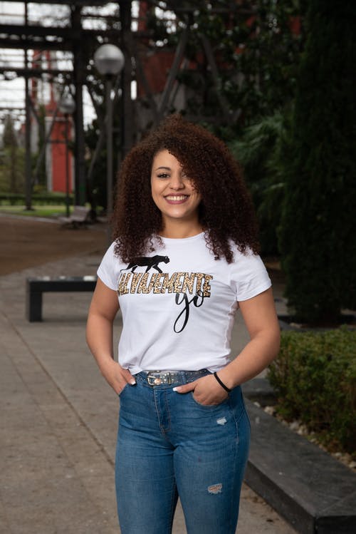 有关@户外, 一边走, 卷发的免费素材图片