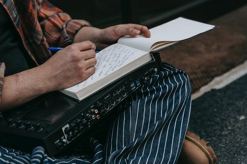 有关交叉的双腿, 坐, 寫作的免费素材图片