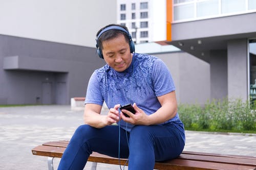 有关3C用品, 人, 坐的免费素材图片