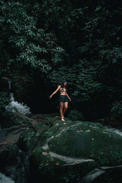 有关冒險, 垂直拍摄, 大石头的免费素材图片