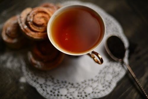 白色陶瓷杯，里面有棕色液体 · 免费素材图片