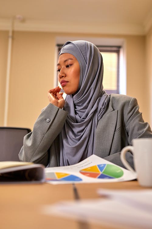 有关Copyspace, 坐, 女人的免费素材图片