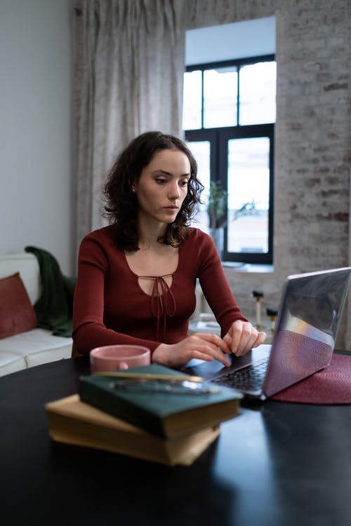 有关坐, 垂直拍摄, 女人的免费素材图片