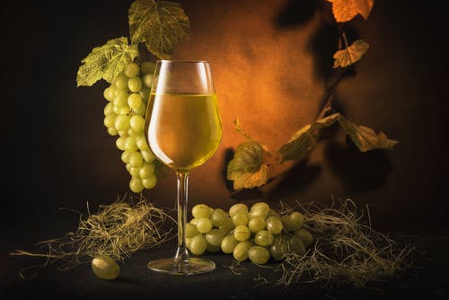 有关紅酒杯, 绿葡萄, 葡萄酒的免费素材图片