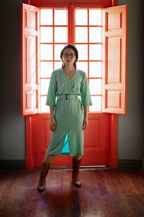 有关嚴肅, 垂直拍摄, 女人的免费素材图片