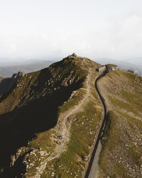 空中射击的通往通向山顶的建筑 · 免费素材图片