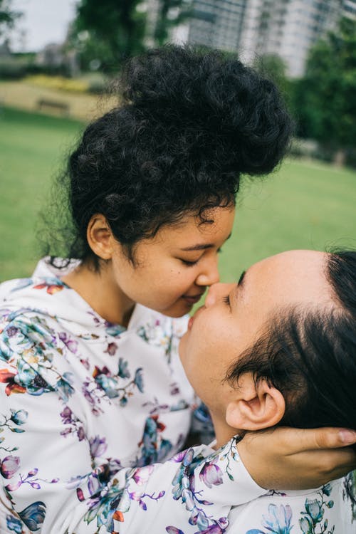 女人亲吻男人的脸颊 · 免费素材图片