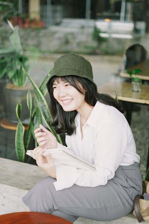 有关垂直拍摄, 女人, 帽子的免费素材图片