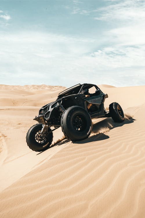沙漠上的黑色和灰色运动自行车 · 免费素材图片