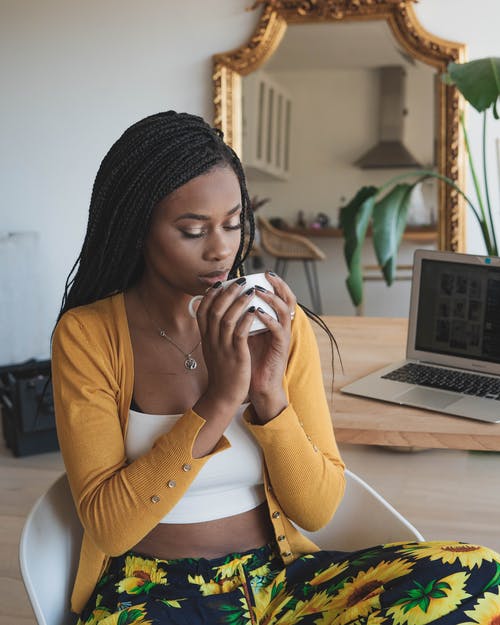 有关坐, 垂直拍摄, 女人的免费素材图片