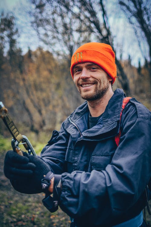 有关（頂部有小羊毛球的）羊毛帽子, 人, 冬季的免费素材图片