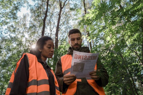 有关人, 伸出援助之手, 低角度视图的免费素材图片