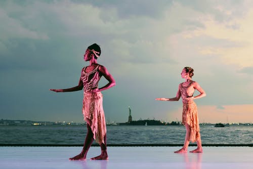 两个女人在水体附近摆姿势 · 免费素材图片