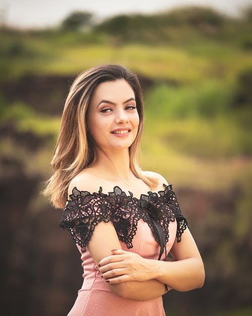 有关双臂交叉, 吸引人, 有吸引力的免费素材图片