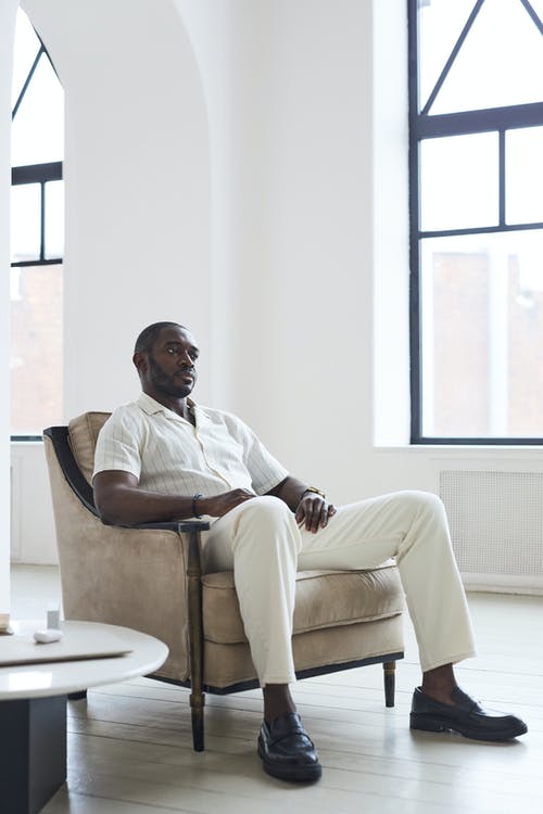 有关人, 單人沙發, 嚴肅的免费素材图片