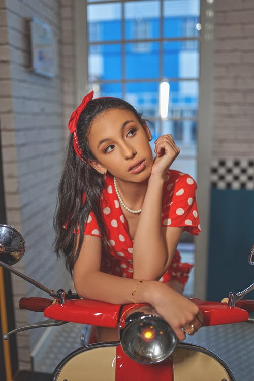 有关倚, 垂直拍摄, 女人的免费素材图片