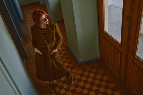 有关双手插在口袋里, 地板, 墨鏡的免费素材图片