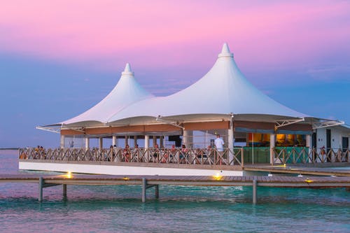 男子站立 · 免费素材图片