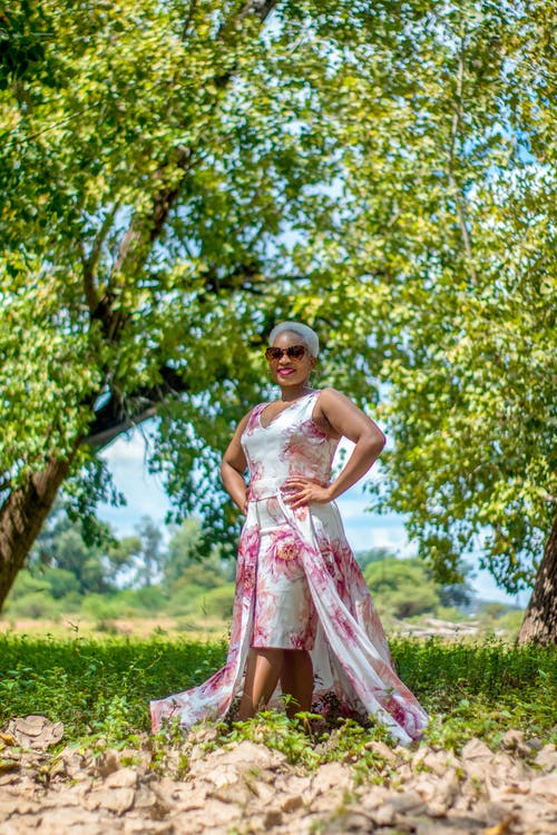 有关垂直拍摄, 墨鏡, 微笑的免费素材图片