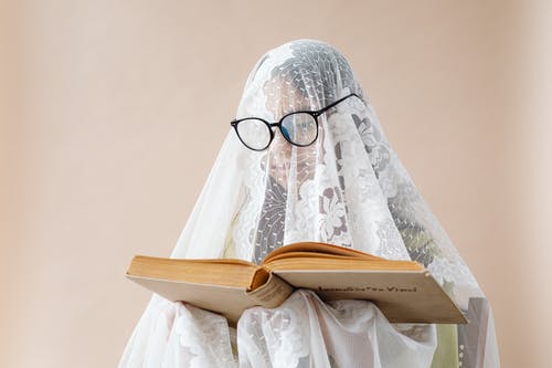 有关异常, 白色, 看书的免费素材图片