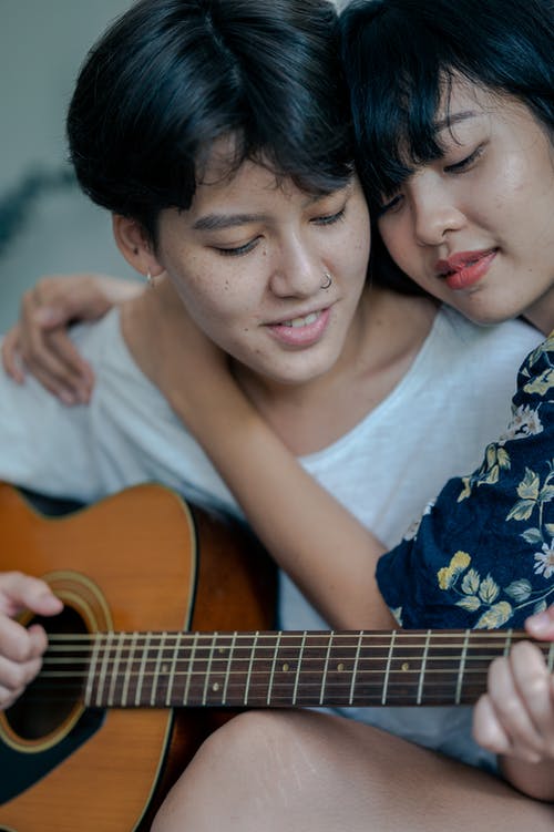 有关垂直拍摄, 女性, 弹吉他的免费素材图片