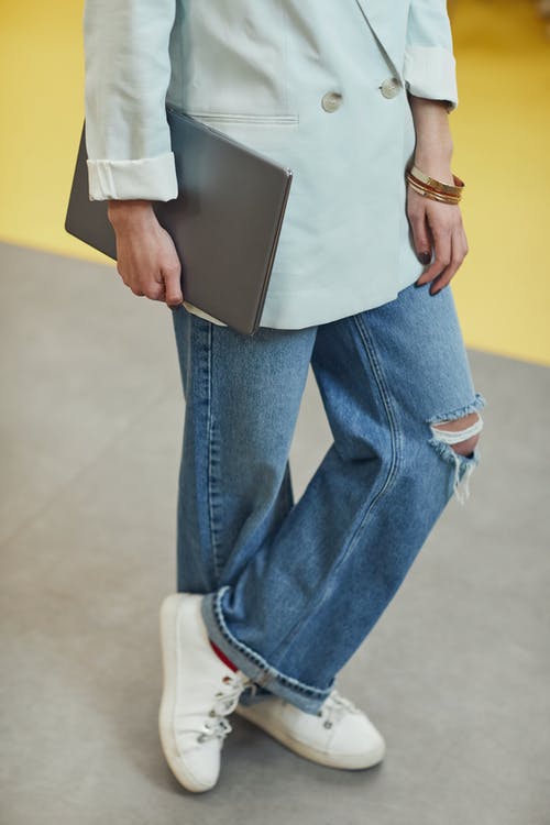 有关人, 白色运动鞋, 破牛仔褲的免费素材图片