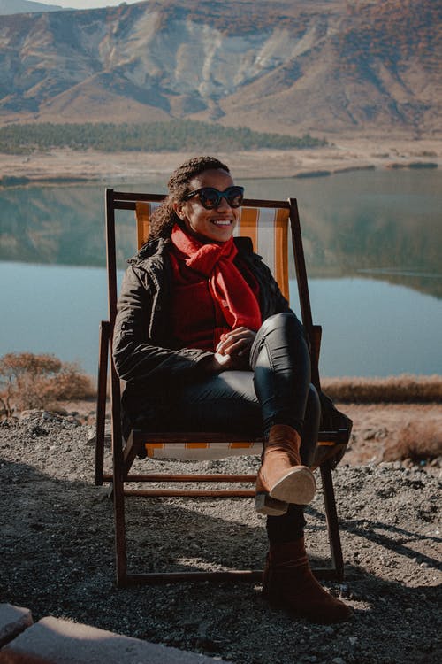 有关交叉的双腿, 圍巾, 垂直拍摄的免费素材图片