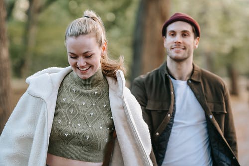 白色外套的男人抱着灰色外套的男人 · 免费素材图片