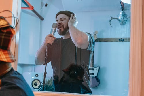 有关人, 唱歌, 握住的免费素材图片