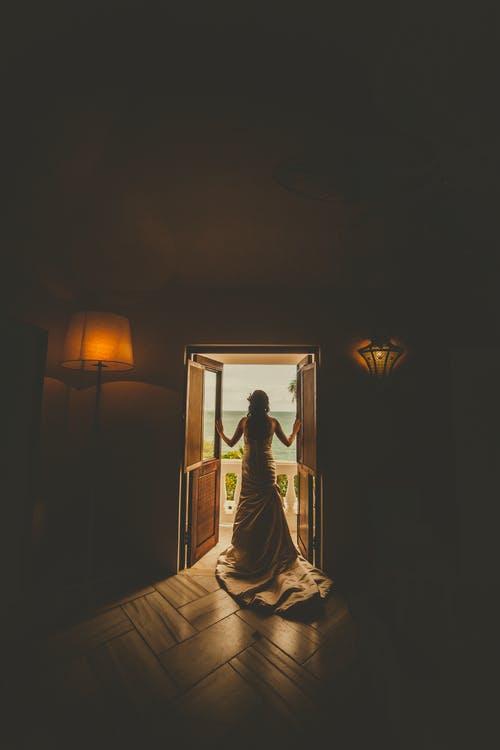 女人穿着婚纱站在门口的背影照片 · 免费素材图片