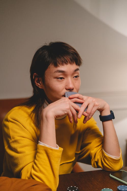 有关坐, 垂直拍摄, 室內的免费素材图片