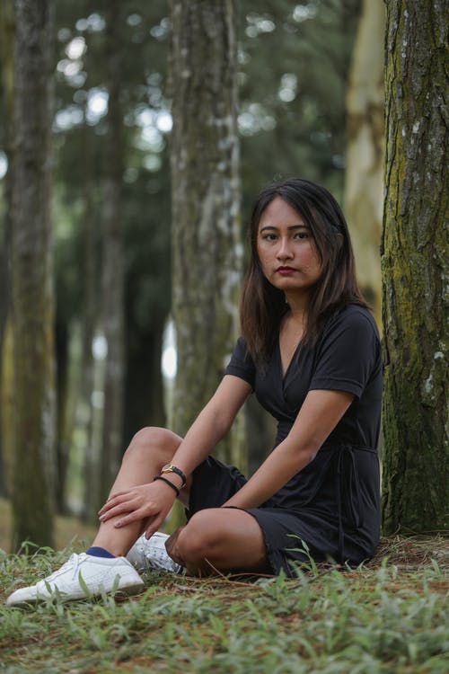 坐在树旁边的妇女 · 免费素材图片