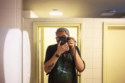 有关3C用品, 人, 反射的免费素材图片