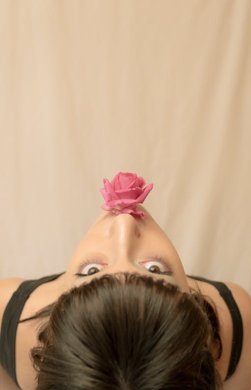 黑色背心的女人，耳朵上有粉红色的花 · 免费素材图片