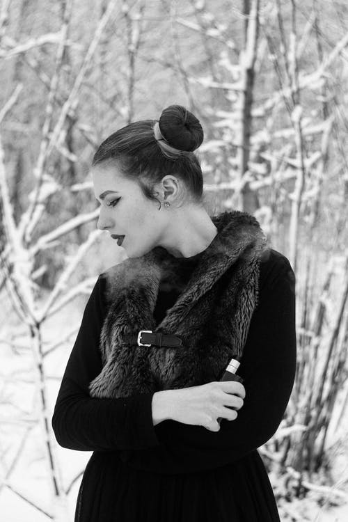 有关发髻, 單色, 垂直拍摄的免费素材图片