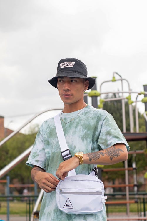 有关@户外, 人, 单肩包的免费素材图片