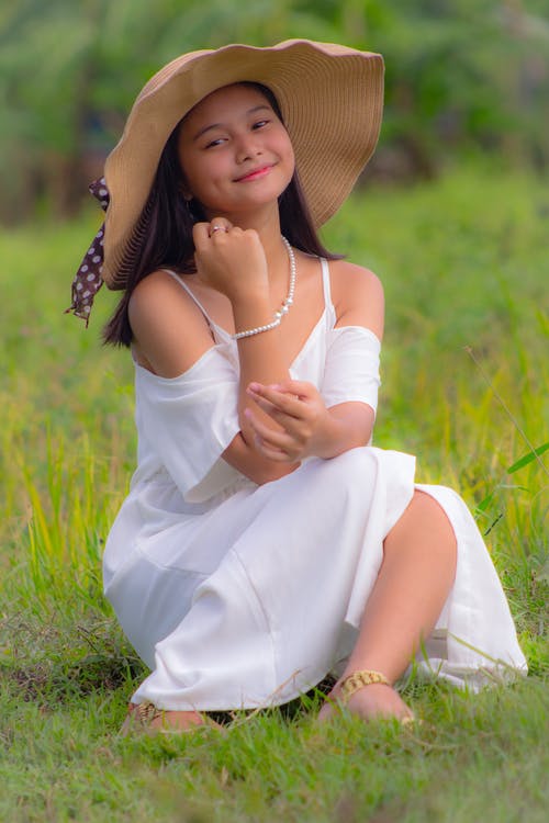 有关坐, 垂直拍摄, 女人的免费素材图片