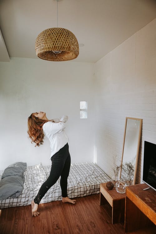 有关吊灯, 垂直拍摄, 女人的免费素材图片