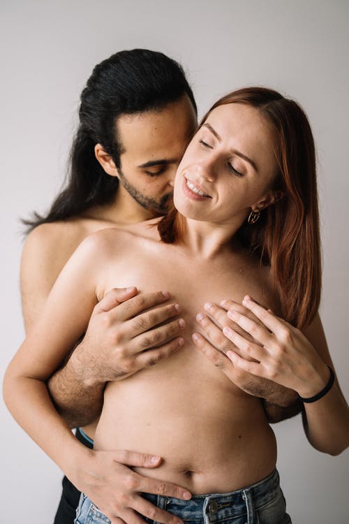 裸照女人拥抱裸照男人 · 免费素材图片