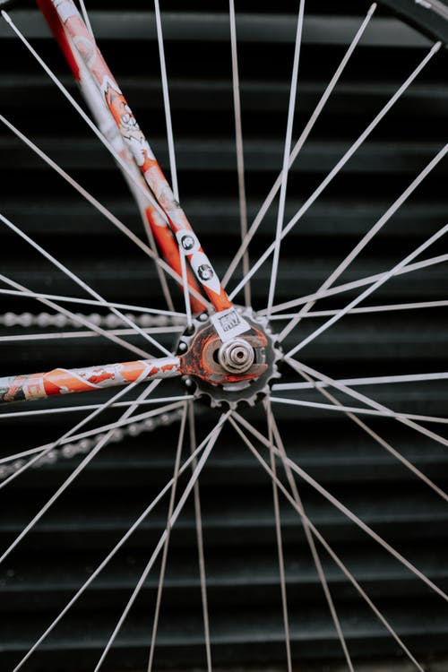 灰色的混凝土地板上的红色自行车车轮 · 免费素材图片