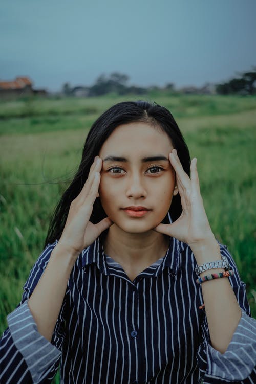 有关垂直拍摄, 戶外, 手放在脸上的免费素材图片