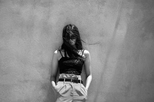 有关双手插在口袋里, 單色, 女人的免费素材图片