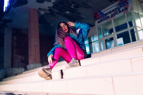 有关修理头发, 卷发, 坐的免费素材图片